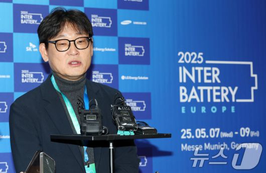 최문호 에코프로비엠 대표이사가 3월 5일 서울 강남구 코엑스에서 개막한 ‘인터배터리 2025’에 참석하며 취재진 질문에 답하고 있다. 올해로 13회를 맞이하는 역대 최대규모의 배터리 전문 전시회인 이번 전시에는 688개사 2330부스 규모로 이날부터 7일까지 3일동안 개최된다. 2025.3.5/뉴스1 ⓒ News1 박세연 기자