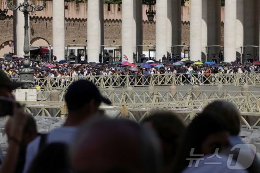 23일(현지시간) 프란치스코 교황의 관이 안치된 바티칸 성 베드로 대성당 외부에 신자들이 조문을 위해 기다리고 있다. 2025.4.23 ⓒ 로이터=뉴스1