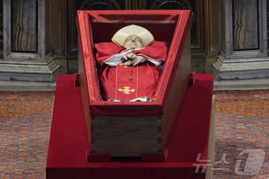 23일(현지시간) 바티칸 성베드로 대성당 내부로 옮겨진 관 안에 반듯하게 누워있는 프란치스코 교황의 시신이 보인다. 손엔 묵주가 감겨있다. 2025.04.23 ⓒ 로이터=뉴스1 ⓒ News1