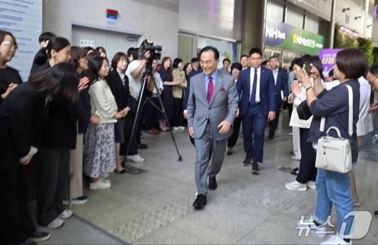 24일 천안시청 앞에서 박상돈 전 시장이 배웅 나온 시청 직원들과 인사를 나누고 있다. 박 전 시장은 이날 선거법 위반으로 당선이 무효가 되면서 직을 상실했다. /뉴스1ⓒNews1 이시우 기자