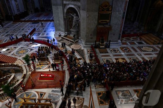 23일(현지시간) 프란치스코 교황의 관이 안치된 바티칸 성 베드로 대성당에서 신자들이 조문을 하고 있다. 2025.4.23 ⓒ AFP=뉴스1