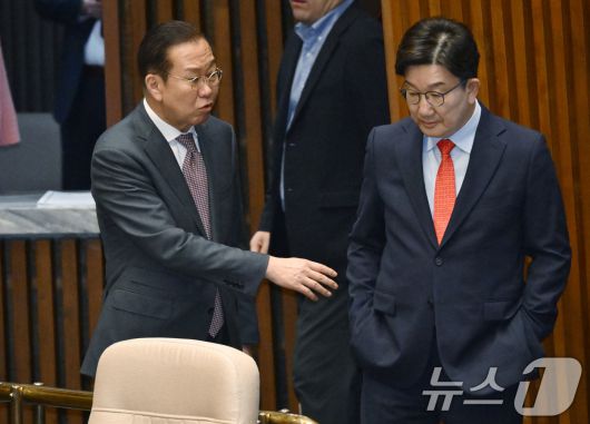 권영세 국민의힘 비상대책위원장과 권성동 원내대표가 24일 서울 여의도 국회에서 열린 추가경정예산안 제출과 관련한 시정 연설에 참석하며 대화하고 있다. (공동취재) 2025.4.24/뉴스1 ⓒ News1 이재명 기자