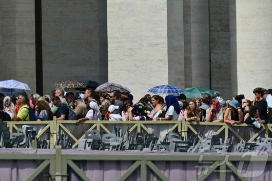 23일(현지시간) 프란치스코 교황의 관이 안치된 바티칸 성 베드로 대성당 외부에 신자들이 조문을 위해 기다리고 있다. 2025.4.23 ⓒ AFP=뉴스1