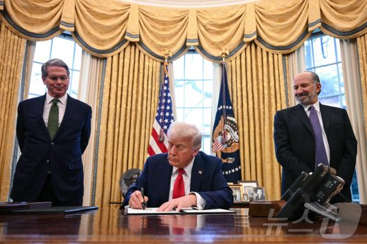 도널드 트럼프 미국 대통령이 3일(현지시간) 워싱턴 백악관에서 스콧 베선트 재무장관과 하워드 러트닉 상무장관이 지켜보는 가운데 국부펀드를 설립하는 행정명령에 서명을 하고 있다. 2025.02.04 ⓒ AFP=뉴스1 ⓒ News1 우동명 기자