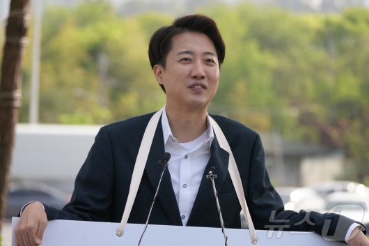 이준석 개혁신당 대선 예비후보가 24일 오전 대전 북대전IC에서 출근길 시민들을 향해 인사를 하고 있다. (이준석 캠프 제공, 재판매 및 DB 금지) 2025.4.24/뉴스1