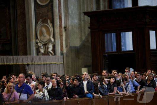 23일(현지시간) 프란치스코 교황의 관이 안치된 바티칸 성 베드로 대성당에서 신자들이 조문을 위해 줄지어 서 있다. 2025.4.23 ⓒ 로이터=뉴스1