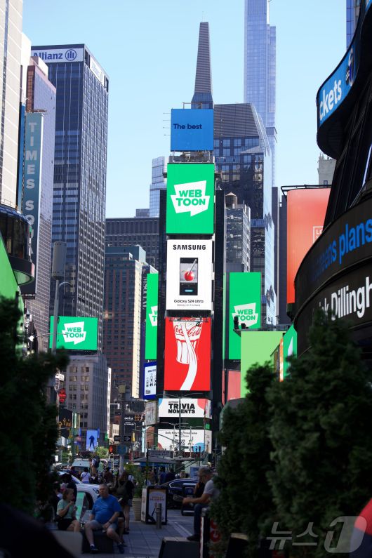 뉴욕 타임스퀘어 광고판에 등장한 웹툰엔터테인먼트 로고(네이버웹툰 제공) ⓒ News1 김민석 기자