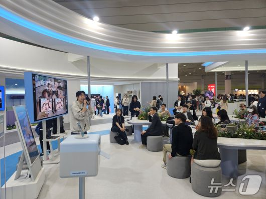 삼성전자 부스에서 열린 'AI 사진 클래스'에 관람객들이 사용법 설명을 듣고 있다. 2025.04.24./뉴스1 ⓒNews1 김정현 기자