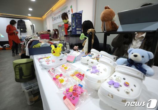 27일 오후 서울 중구 황학동에서 열린 1인 가구와 함께 하는 플리마켓 '홍당무 마켓'에서 시민들이 물건을 살펴보고 있다. 홍당무 마켓은 중고거래 애플리케이션 당근마켓을 응용한 플리마켓으로, 1인 가구가 판매자이자 구매자가 돼 안 쓰는 물건을 서로 사고파는 중고물품 벼룩시장이다. 2022.3.27/뉴스1 ⓒ News1 신웅수 기자