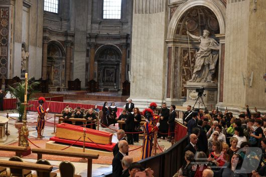 23일(현지시간) 프란치스코 교황의 관이 안치된 바티칸 성 베드로 대성당에서 신자들이 조문을 하고 있다. 2025.4.23 ⓒ 로이터=뉴스1