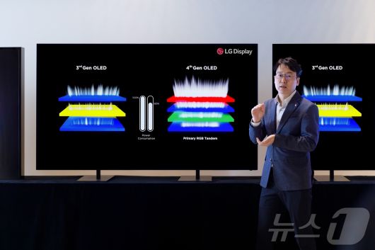 이진상 LG디스플레이 연구위원이 4세대 OLED TV 패널을 소개하고 있다.(LG디스플레이 제공) 2025. 1. 16/뉴스1 ⓒ News1 한재준 기자