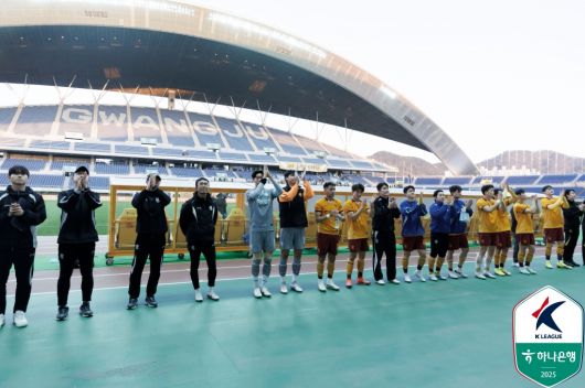 매머드 구단 알힐랄을 상대하는 광주 선수들(한국프로축구연맹 제공)