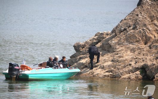 김련 한국동굴연구소 박사가 단양 도담삼봉 외형을 살펴보고 있다.2025.4.25./뉴스1 ⓒ News1 손도언 기자