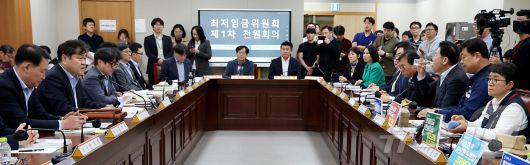 이인재 최저임금위원회 위원장이 세종시 어진동 정부세종청사 고용노동부에서 열린 2026년 최저임금위원회 제1차 전원회의를 주재하며 발언하고 있다. /뉴스1 ⓒ News1 김기남 기자