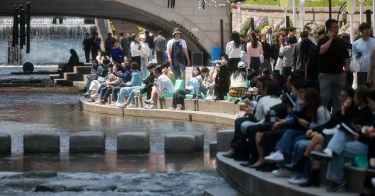 서울의 낮 최고기온이 20도를 기록하는 등 맑고 포근한 봄날씨를 보인 24일 오후 서울 중구 청계천을 찾은 시민들이 산책을 하고 있다. 다만, 당분간 낮과 밤의 기온차가 15도 내외로 크겠으니 건강관리에 주의가 필요하다. 2025.4.24/뉴스1 ⓒ News1 김진환 기자