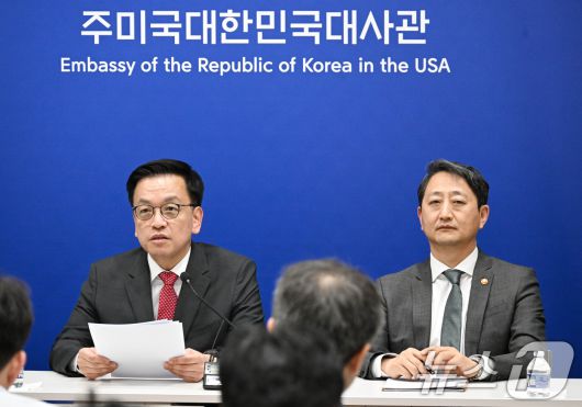 최상목 부총리 겸 기획재정부 장관이 안덕근 산업통상자원부 장관과 함께 24일(현지시간) 미국 워싱턴D.C. 주미대사관에서 한·미 2+2 통상협의(Trade Consultation) 관련 합동브리핑을 하고 있다. (기획재정부 제공. 재판매 및 DB 금지) 2025.4.25/뉴스1 ⓒ News1 김명섭 기자