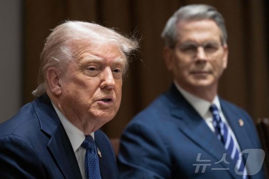 도널드 트럼프 미국 대통령과 스콧 베센트 재무 장관이 24일(현지시간) 워싱턴 백악관에서 요나스 가르 스퇴르 노르웨이 총리와 확대 정상회담을 하고 있다. 2025.04.25 ⓒ AFP=뉴스1 ⓒ News1 우동명 기자