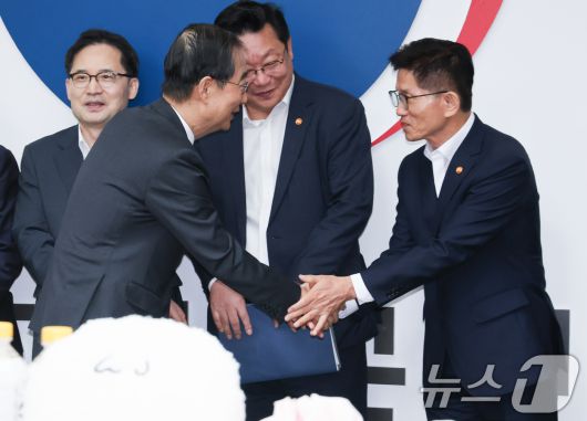 한덕수 국무총리가 3일 서울 종로구 정부서울청사에서 열린 농수산식품 소비촉진 행사에서 김문수 고용노동부 장관과 인사하고 있다. 2024.9.3/뉴스1 ⓒ News1 허경 기자