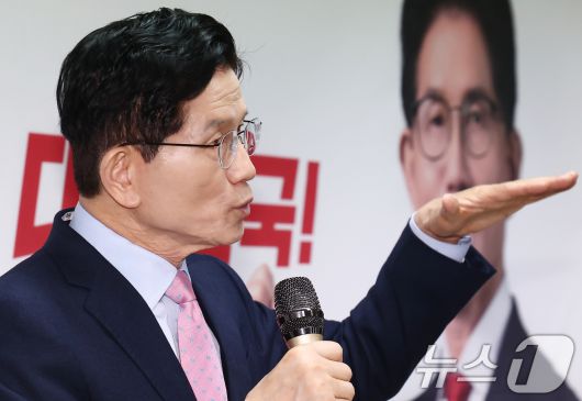 김문수 국민의힘 대선 경선 후보가 서울 여의도 선거사무소에서 공약 발표를 하고 있다. /뉴스1 ⓒ News1 김민지 기자