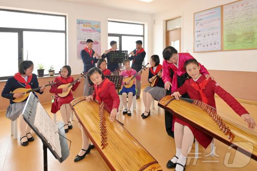 (평양 노동신문=뉴스1) = 북한 노동당 기관지 노동신문은 25일 김정은 당 총비서가 수해지역인 평안북도, 자강도, 양강도에 새로 지은 학교에 피아노와 손풍금, 기타, 어은금, 가야금, 하모니카를 비롯한 악기들을 선물로 보냈다고 보도했다. [국내에서만 사용가능. 재배포 금지. DB 금지. For Use Only in the Republic of Korea. Redistribution Prohibited] rodongphoto@news1.kr