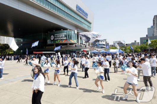 더불어민주당의 제21대 대통령선거 후보자 선출을 위한 호남권 합동연설회가 열리는 26일 광주 서구 김대중컨벤션센터에서 당원들이 지지하는 후보를 열렬히 응원하고 있다. 2025.4.26/뉴스1 ⓒ News1 김태성 기자