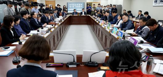 세종시 어진동 정부세종청사 고용노동부에서 열린 2026년 최저임금위원회 제1차 전원회의에 사용자 및 근로자위원들이 모두 발언을 하고 있다. /뉴스1 ⓒ News1 김기남 기자