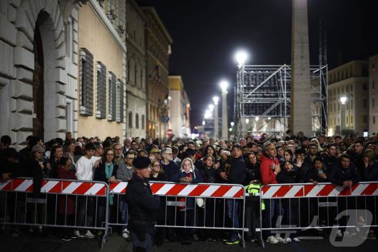 24일(현지시간) 향년 88세로 선종한 프란치스코 교황의 유해가 안치된 바티칸의 성 베드로 대성당으로 가는 도로에 조문객들이 줄을 서 있다. 2025.04.25 ⓒ AFP=뉴스1 ⓒ News1 우동명 기자