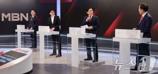 26일 서울 중구 매경미디어센터에서 열린 국민의힘 대통령 선거 제2차 경선 후보자 토론회에서 후보들이 토론에 앞서 대화를 나누고 있다. 왼쪽부터 안철수, 한동훈, 김문수, 홍준표 후보. 2025.4.26/뉴스1 ⓒ News1 국회사진취재단