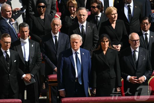 도널드 트럼프 미국 대통령과 멜라니아 트럼프 여사를 비롯한 해외 정상들이 26일(현지시간) 바티칸 성 베드로 광장에서 열린 프란치스코 교황의 장례 미사에 참석해 있다. ⓒ AFP=뉴스1