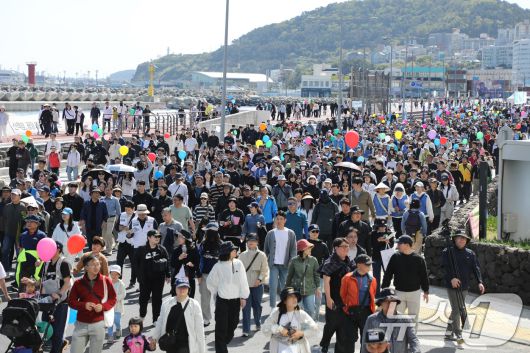 26일 오전 제주시 탑동광장에서 제주도가 주최하는 '차없는 거리 걷기' 행사가 열리고 있다. 참가자들은 차량이 통제된 원도심 일대(탑동~서문로터리~관덕정~탐라문화광장) 3.5㎞ 구간을 걸었다.2025.4.26/뉴스1 ⓒ News1 고동명 기자