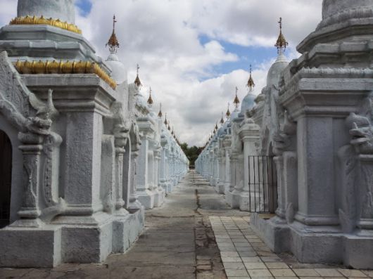 석경을 안치한 미얀마의 <쿠도도 파고다>