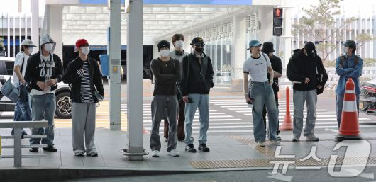 그룹 더보이즈 선우(왼쪽)가 멤버들과 함께 27일 오전 인천국제공항 제2터미널에서 대만 타이베이에서 열리는 'Supernova Vox 2025'에 참여하기 위해 출국하고 있다. ⓒ News1 장수영 기자