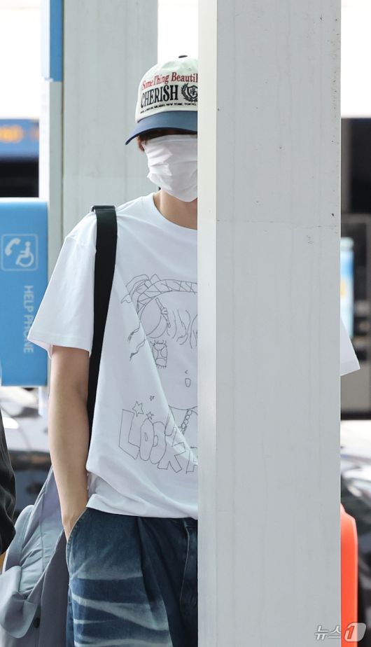 더보이즈 선우가 27일 오전 인천국제공항 제2터미널에서 대만 타이베이에서 열리는 'Supernova Vox 2025'에 참여하기 위해 출국하고 있다. ⓒ News1 장수영 기자