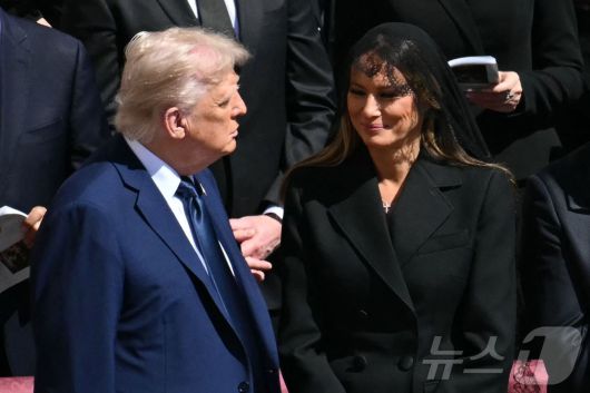 도널드 트럼프 미국 대통령과 부인 멜라니아 여사가 26일 (현지시간) 바티칸의 성 베드로 광장에서 열린 프란치스코 교황의 장례 미사에 참석을 하고 있다. 2025.04,27 ⓒ AFP=뉴스1