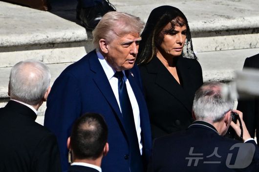 도널드 트럼프 미국 대통령과 부인 멜라니아 여사가 26일 (현지시간) 바티칸의 성 베드로 광장에서 열린 프란치스코 교황의 장례 미사에 도착을 하고 있다. 2025.04,27 ⓒ AFP=뉴스1