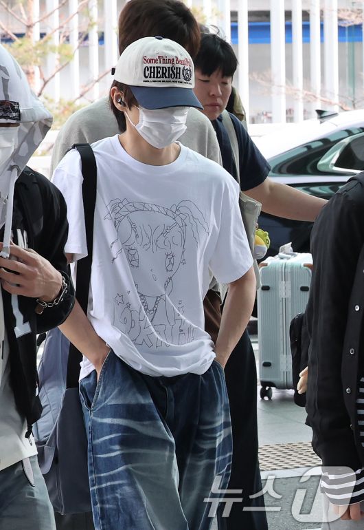 더보이즈 선우가 27일 오전 인천국제공항 제2터미널에서 대만 타이베이에서 열리는 'Supernova Vox 2025'에 참여하기 위해 출국하고 있다. ⓒ News1 장수영 기자