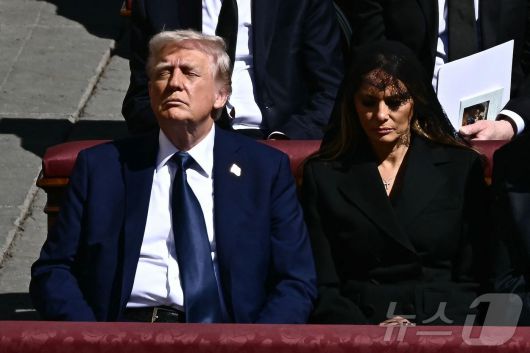 도널드 트럼프 미국 대통령과 영부인 멜라니아 여사가 26일(현지시간) 바티칸 성 베드로 광장에서 열린 프란치스코 교황의 장례 미사에 참석했다. 2025.04.26. ⓒ AFP=뉴스1