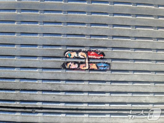 벤 윌슨이 제작한 위의 껌딱지 작품은 밀레니엄 브리지 바닥 표면에 난 홈에 가로막힌 연인의 사랑을 표현하고 있다.@ 조아현