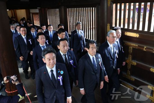 지난 22일(현지시간) 일본 의원들이 춘계 예대제를 맞아 태평양전쟁 A급 전범이 합사된 도쿄 야스쿠니 신사에 참배를 하고 있다. 2025.04.22 ⓒ AFP=뉴스1 ⓒ News1 우동명 기자