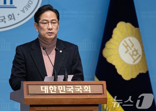 박수영 국민의힘 의원이 2일 오전 서울 여의도 국회 소통관에서 '마은혁 헌법재판관 후보자 임명 반대'를 촉구하며 무기한 단식 농성에 돌입한다고 말하고 있다. 박 의원은 최상목 권한대행 부총리 겸 기획재정부 장관이 마 후보자를 임명하지 않겠다는 뜻을 밝힐 때까지 농성을 진행한다고 밝혔다 2025.3.2/뉴스1 ⓒ News1 이재명 기자