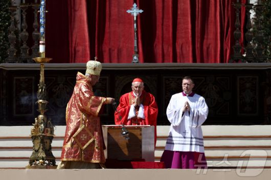 이탈리아 추기경 조반니 바티스타 레 이탈리아 추기경이 26일 오후(현지시간) 바티칸 성 베드로 광장에서 프란치스코 교황의 장례 미사를 집전하고 있다 ⓒ 로이터=뉴스1