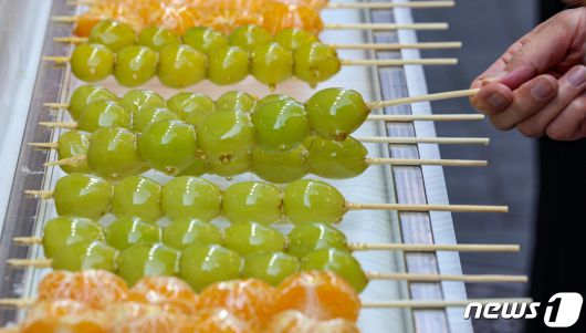 탕울 시내 한 탕후루 판매점의 모습. 2023.10.17/뉴스1 ⓒ News1 김도우 기자