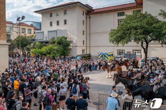 24일(현지시각) 텍사스 오스틴 대학에서 학생들이 가자 지구의 전쟁을 항의하는 친 팔레스타인 반전 시위를 벌이는 모습을 기마 경찰이 지켜 보고 있다. 2024.4.25. ⓒ AFP=뉴스1 ⓒ News1 우동명 기자