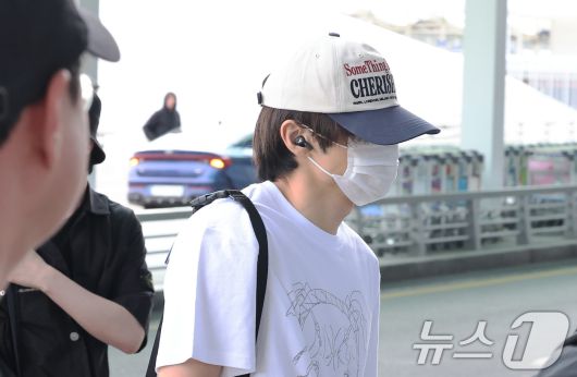 더보이즈 선우가 27일 오전 인천국제공항 제2터미널에서 대만 타이베이에서 열리는 'Supernova Vox 2025'에 참여하기 위해 출국하고 있다. ⓒ News1 장수영 기자