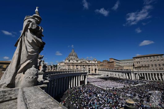 26일 오후(현지시간) 바티칸 성 베드로 광장에서 프란치스코 교황의 장례 미사가 엄수되고 있다. ⓒ AFP=뉴스1