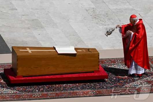 조반니 바티스타 레 추기경 단장이 26일 (현지시간) 바티칸의 성 베드로 광장에서 열린 프란치스코 교황의 장례 미사를 주례하며 축성을 하고 있다. 2025.04,27 ⓒ 로이터=뉴스1