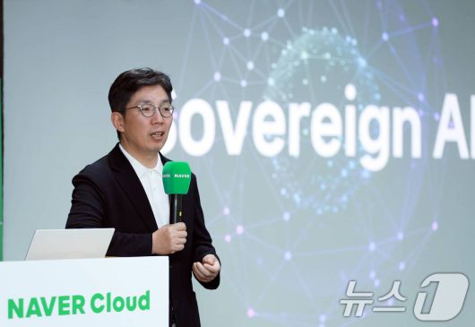 네이버는 생성형 AI '하이퍼클로바X'가 오는 24일 국내 기업의 주요 생성형 AI 모델중에서는 처음으로 상업용으로 사용할 수 있는 무료 오픈소스로 공개된다고 23일 밝혔다. 사진은 김유원 네이버클라우드 대표가 발표하는 모습. (네이버클라우드 제공. 재판매 및 DB 금지) 2025.4.23/뉴스1 ⓒ News1 이연주 기자
