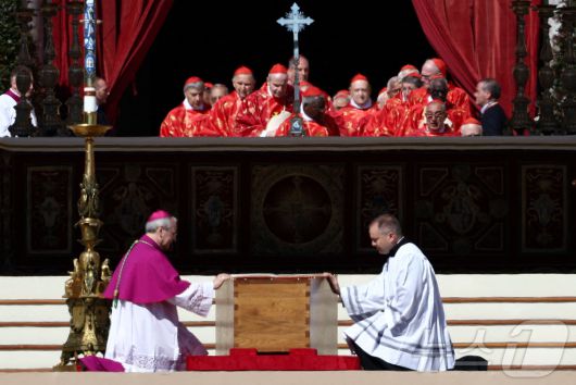 26일 (현지시간) 바티칸의 성 베드로 광장에서 열린 프란치스코 교황의 장례 미사 중 성직자들이 관 옆에 무릎을 꿇고 있다. 2025.04,27 ⓒ 로이터=뉴스1