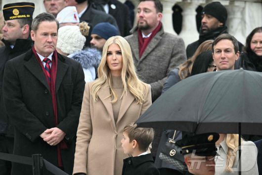 도널드 트럼프 미국 대통령 당선인의 딸 이방카와 남편 재러드 쿠슈너가 19일(현지시간) 취임식을 하루 앞두고 버지니아주 알링턴에 있는 알링턴 국립 묘지의 무명용사 묘역 헌화식에 도착을 하고 있다. 2025.01,20 ⓒ AFP=뉴스1 ⓒ News1 우동명 기자