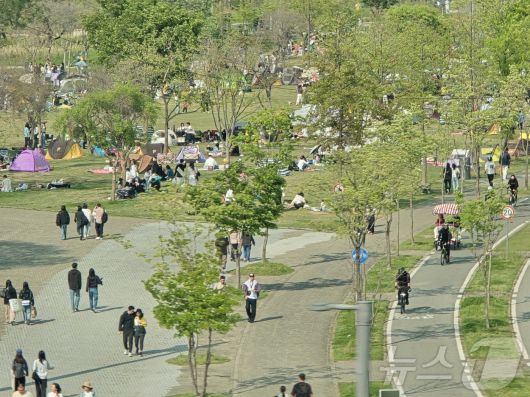 26일 서울 반포한강공원에서 시민들이 봄나들이를 즐기고 있다. 2025.4.26/뉴스1 ⓒ News1 황덕현 기후환경전문기자